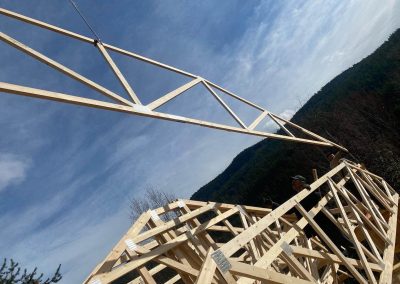 Shuswap Structures putting trusses on house